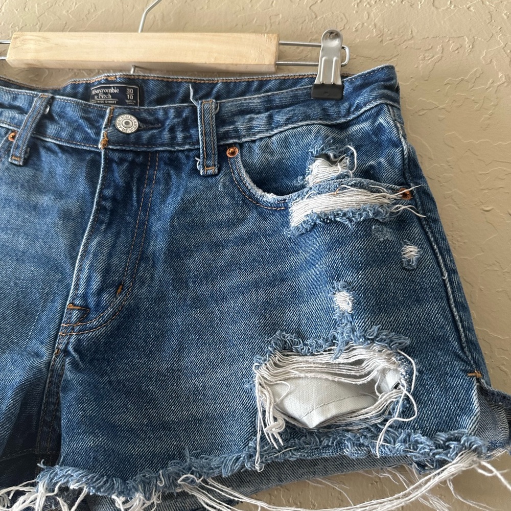 Abercrombie & Fitch Low Rise Distressed Denim Women's Curvy Shorts Size 30/10 - Picture 3 of 11
